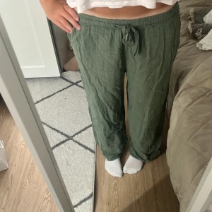 Gröna linnebyxor med snörning - Snygga gröna low waist linnebyxor 