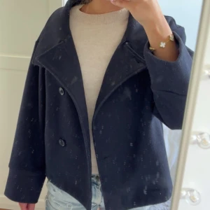 mörkblå höstkappa - säljer denna super fina mörkblåa kappan som är perfekt nu till hösten! Storlek xs ❣️❣️ 