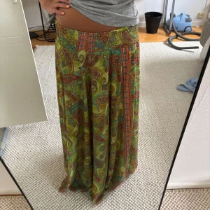 Långkjol - Super fin långkjol med ett fint mönster på, köpt i spaninen💕 Kjolen är aldrig använd.