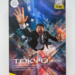 Tokyo 2000 spel - Crime Scene Game: Tokyo 2000 tar dig till Tokyos neonupplysta gator år 2000. Lös ett mystiskt fall där en affärsman hittas död och spåren leder mot yakuza. En liten bit avriven på baksidan och på en av sidorna pga tejp från när vi först köpte den. Ingenting saknas från spelet. 