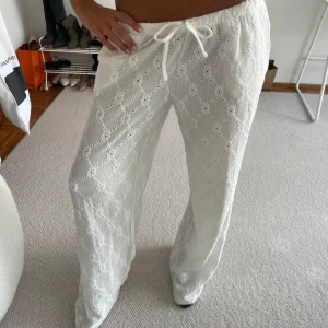Broderade byxor - Super fina broderade byxor i tall modellen från madlady 💕