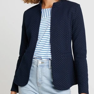 Mörkblå prickig kavaj från Esprit - Snygg mörkblå kavaj från Esprit med diskreta vita prickar. Rak passform, långärmad och utan krage för en clean look. Perfekt att slänga över en t-shirt eller skjorta för en chill men uppklädd vibe. Aldrig använd.