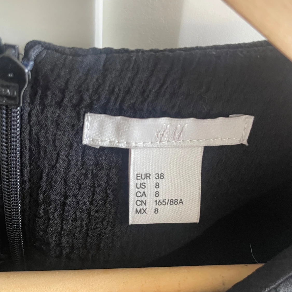 Svart blus med puffärm från H&M - 2