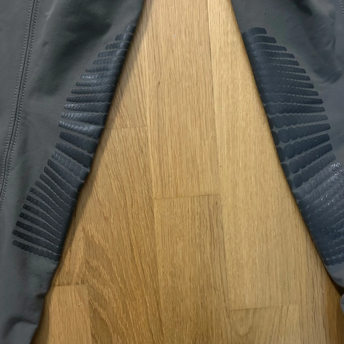 Mörkgrå ridbyxor från CRW med detaljer - 2