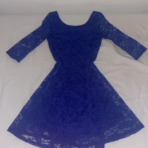 Klänning - Jättefin blå klänning som är från New Look. Det står ingen storlek men skulle gissa på xs eller s. Klänningen är lite of shoulder✨✨