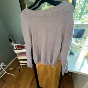 Ljuslila stickad tröja - Supermysig ljuslila stickad tröja med bred ribbad krage och långa ärmar. Perfekt för lager-på-lager och chill dagar. Enkel och stilren design som passar till det mesta. 