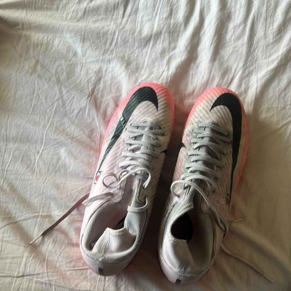 Nike fotbollsskor i vitt och rosa - 3