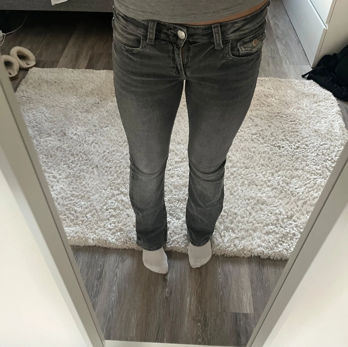 Grå bootcut jeans med detaljer från Gina tricot - 1