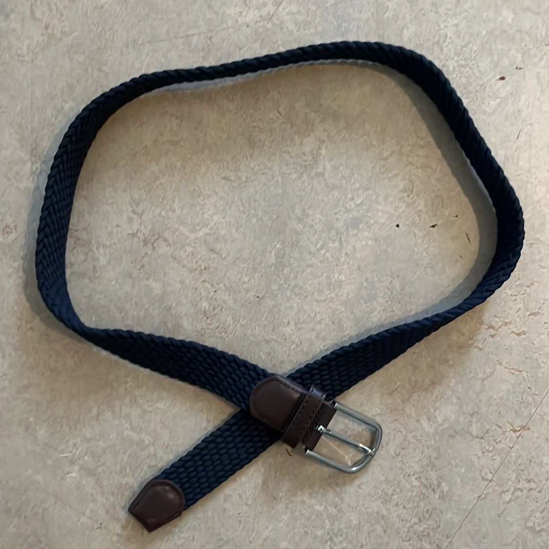 Mörkblå flätat bälte med läderdetaljer - 2