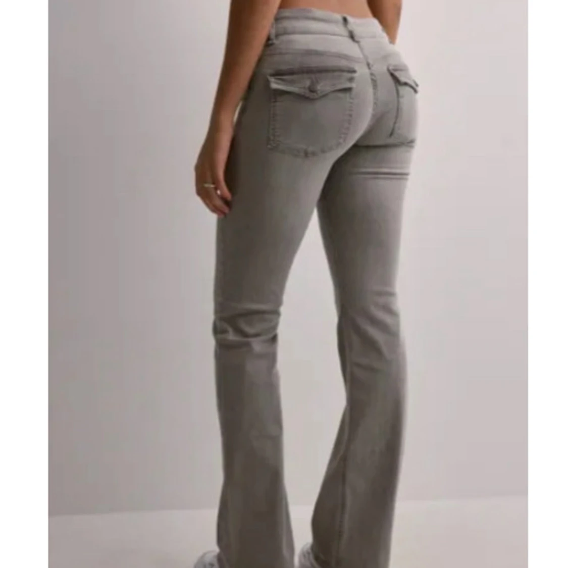 Grå bootcut jeans med fickdetaljer