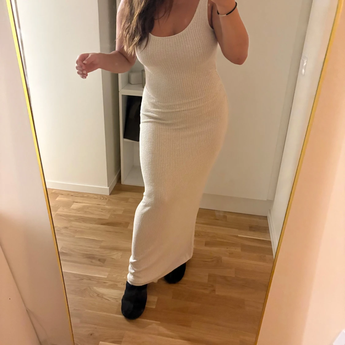 Ljus ribbad långklänning - 1