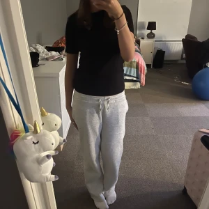 Svart basic t-shirt i bomull - Enkel svart t-shirt med rund hals och korta ärmar. Modellen är klassisk och passar perfekt till jeans eller mjukisbyxor. T-shirten är gjord i mjuk bomull och har en normal passform som sitter snyggt på kroppen.