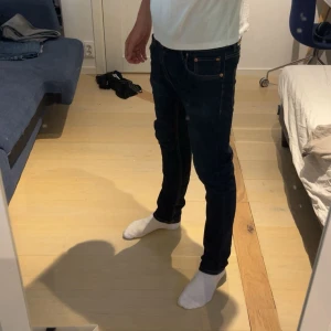 Blå levis jeans - Säljer dessa jeans då de blivit för små men fortfarande väldigt snygga. Jag säljer dessa för ett betydligt mindre pris och priset är inte hugget i sten. De passar de från 170-185, ungefär storlek 29&31
