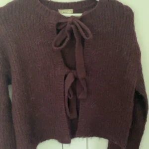 Vinröd stickad kofta från Gina Tricot - Mysig vinröd stickad kofta från Gina Tricot, perfekt för hösten! Använd fåtal gånger och i fint skick, hör av er vid frågor 🩷