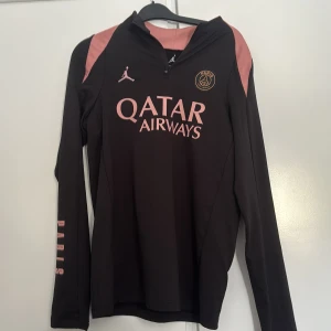 Hej, säljer min nya paris sleeve  - Säljer min nya Paris sleeve köpt för 850 på JD sports och den va inte min stil, inga tecken på användning helt ny nästan bara 2 månader gammal och luggit i garderoben bara använda 4 gånger max  kan gå ner i pris vid snabb affär 