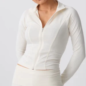 Pilatesjacka - Säljer en marinblå Gina tricot soft touch jacka då den är lite för liten på mig. Man får en sjukt fin siluett. Perfekt till gym, promenad eller pilates.🌸🌸