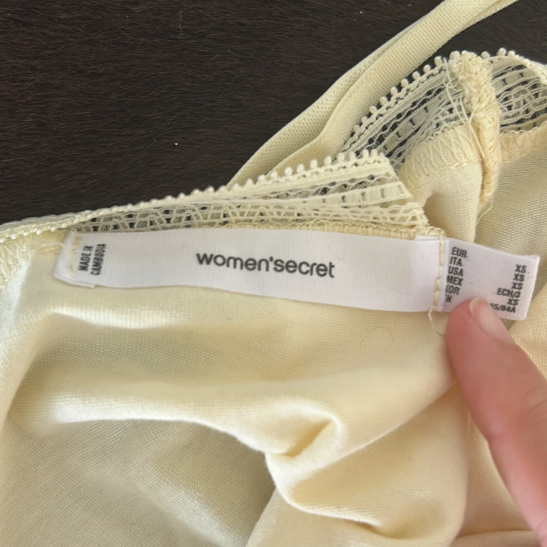 Gul linnetopp med spets från Women'secret - 3