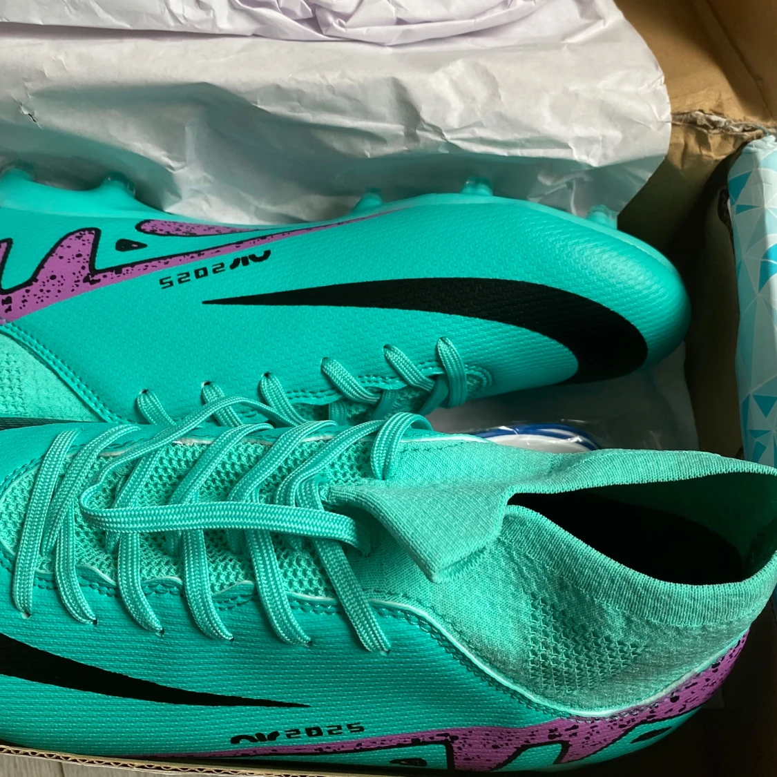 Turkosa fotbollsskor med lila detaljer - 2