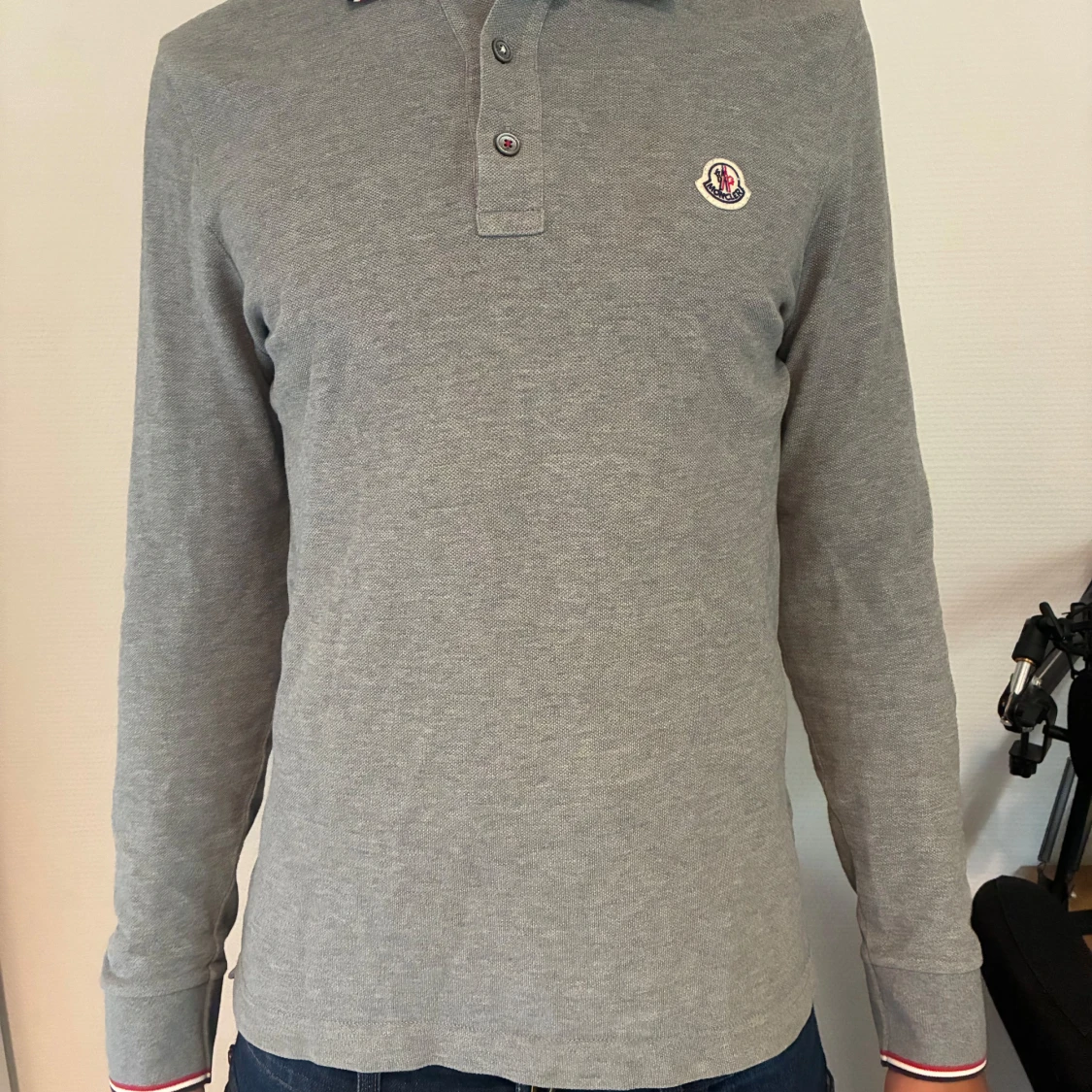 Grå långärmad pikétröja Moncler