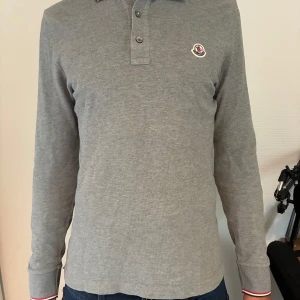 Grå långärmad pikétröja Moncler - Har fungerande QR&NFC
