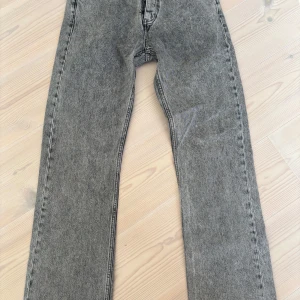 Gråa Hope rush jeans storlek 29 - Säljer ett par grå tvättade jeans med rak passform. Klassisk femficksmodell och snyggt stentvättad look. Perfekta till sneakers eller boots och passar dig som gillar en avslappnad stil. Ny pris 2300