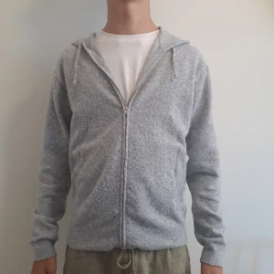 Zip hoodie från RYVLS - grå zip hoodie från RYVLS. Jag är 175 cm lång. Den är bra skick och pris kan diskuteras. Fråga gärna om mått
