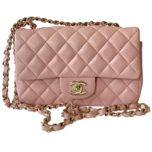 Rosa quiltad Chanel axelväska i skinn - Supersnygg rosa axelväska från Chanel i quiltat skinn med ikonisk guldfärgad CC-lås och kedjerem med läderdetaljer. Klassisk och tidlös design, perfekt för dig som vill sticka ut med en lyxig touch. Made in Italy.