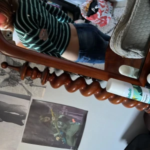 Randig croppad långärmad tröja - Säljer en croppad långärmad tröja med svarta och gröna ränder. Tröjan har en tight passform och är perfekt för dig som gillar en enkel men snygg stil. Materialet är mjukt och stretchigt, troligtvis bomull eller polyesterblandning. Säljer eftersom den är för kort i armen 