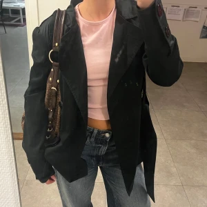 kort trenchcoat  - svart kort trenchcoat💖💖 snygg både öppen och stängd!