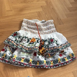 Vit broderad kortkjol med volang - Superfin vit kortkjol. Det är en gammal kjol från Zara som inte säljs längre. 