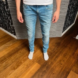 Replay Raky Jeans - Säljer nu dessa otroligt feta Replay jeans | Skick 9/10, inga defekter | Storleken är 33/32 | Priset är inte hugget i sten | Skriv vid frågor!