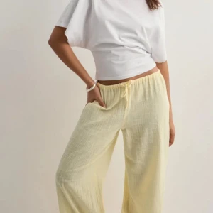 Gult set från Nelly - Superfint gult set från Nelly. En del kostar 350kr, eller köp båda för 650kr. Superskönt set, använd ett fåtal gånger.