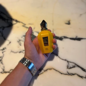 Xerjoff Erba Gold 50ml parfym  - Tja! Säljer en inprincip helt oanvänd Xerjoff Erba Gold. Original låda ingår! Endast testad nån gång så 49/50ml finns kvar! Köpt för 2250 Mitt pris 1600(Kvitto finns!) Hör av er vid minsta lilla fundering.