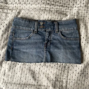 Mini jeans kjol  - Mini jeans kjol från h&m i storlek i 32, säljer pga att den är för liten på mig! 