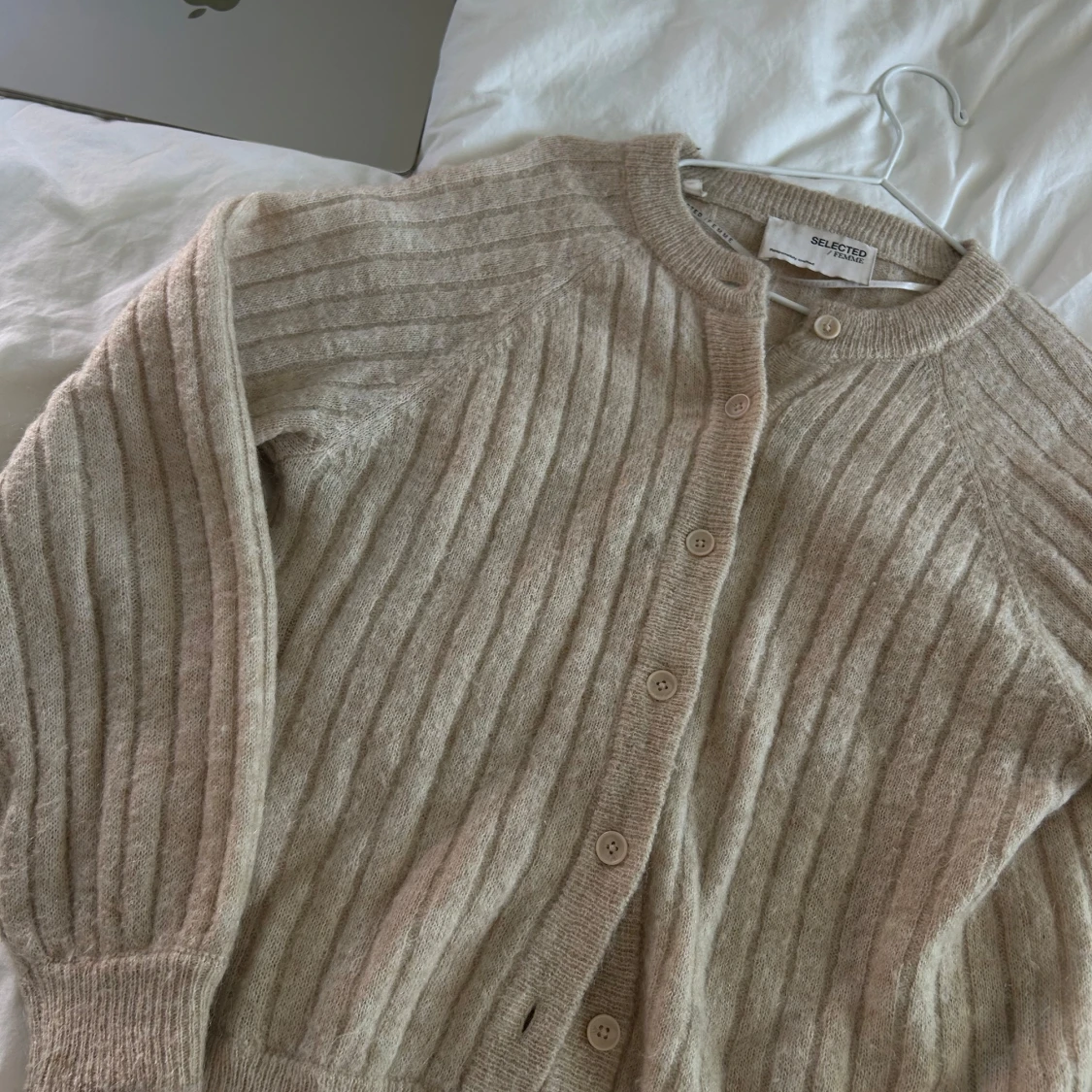 Beige ribbad kofta från Selected Femme