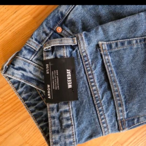 Blå Weekday Arrow straight jeans - Säljer ett par blå Arrow jeans från Weekday i rak modell. Säljer endast då de tyvär aldrig kommit till användning. Byxorna är aningen små i storleken. Nypris är 600, pris går att diskuteras❣️köpare står för frakt