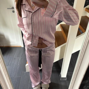 pyjamas Gina Tricot - supersöt satin pyjamas från Gina Tricot young, storlek 170 så passar en xs/s. fläck som inte går bort i tvätten, skriv för bild på det. därav priset 🩷