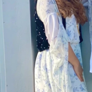 Vit kurdisk klänning klänning med vida ärmar - Superfin kurdisk klänning i vitt med ljusblåa blommigt mönster och transparenta, vida ärmar. Klänningen har en romantisk vibe och är i ett lätt, flowy material. Perfekt för sommarens alla tillfällen när du vill känna dig extra dreamy. Storleken S och M✨