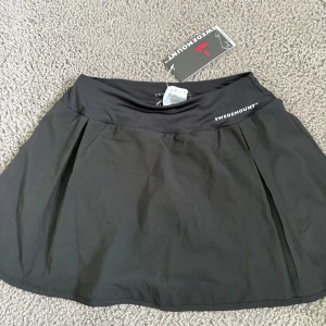 Svart sportkjol från Swedemount - Svart sportig kortkjol från Swedemount med inbyggda shorts under. Köpte med tanke på att använda dem till konståkning men använde aldrig dem