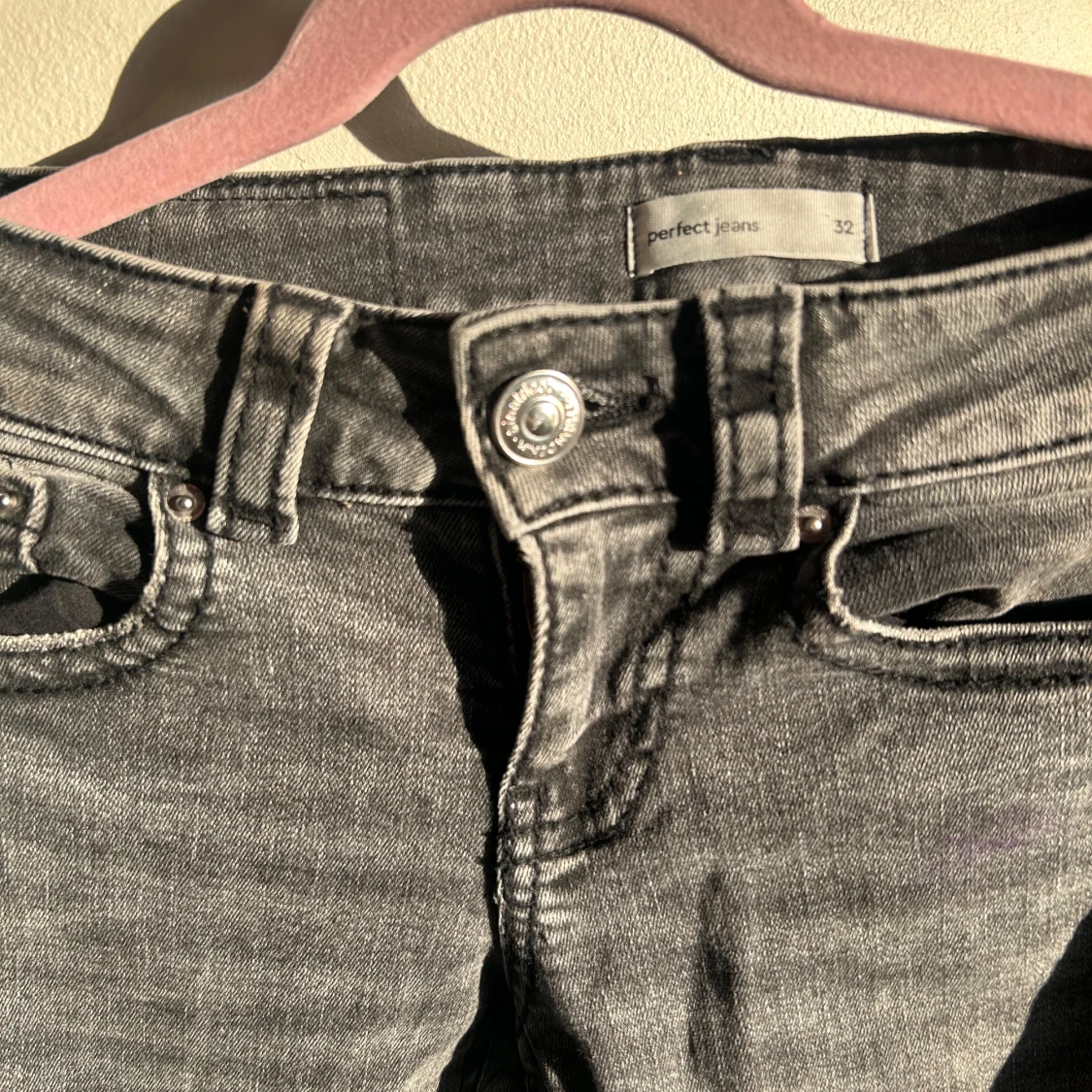 Grå bootcut jeans från Perfect Jeans - 1