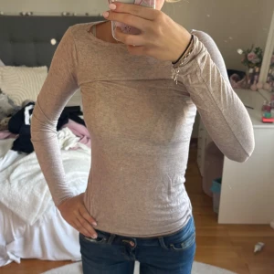 Intimissimi tröja beige - Superskön och tunn beige långärmad tröja från Intimissimi i storlek S. Modellen är tight och har en enkel, stilren design med rund hals. Tillverkad i en mjuk blandning med kashmir som känns lyxig mot huden. Perfekt att styla med jeans eller kjol.