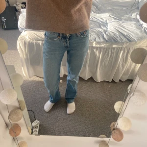 Ljusblå raka jeans från 157 - Säljer ett par raka jeans med låg midja från lager 157. Modellen heter ”icon” på hemsidan. Endast använda ett fåtal gånger och säljer eftersom de inte kommer till användning💙