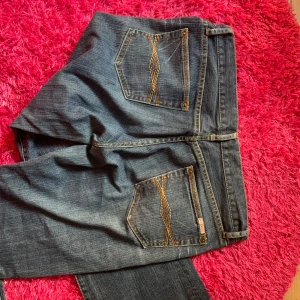 White stuff jeans med broderade bakfickor - Snygga blå jeans från Replay med coola broderade detaljer på bakfickorna och kontrastsömmar. Klassisk femficksmodell i jeansmaterial, dom är vibtage och därför kan jag ej garantera att dom är oanvända.