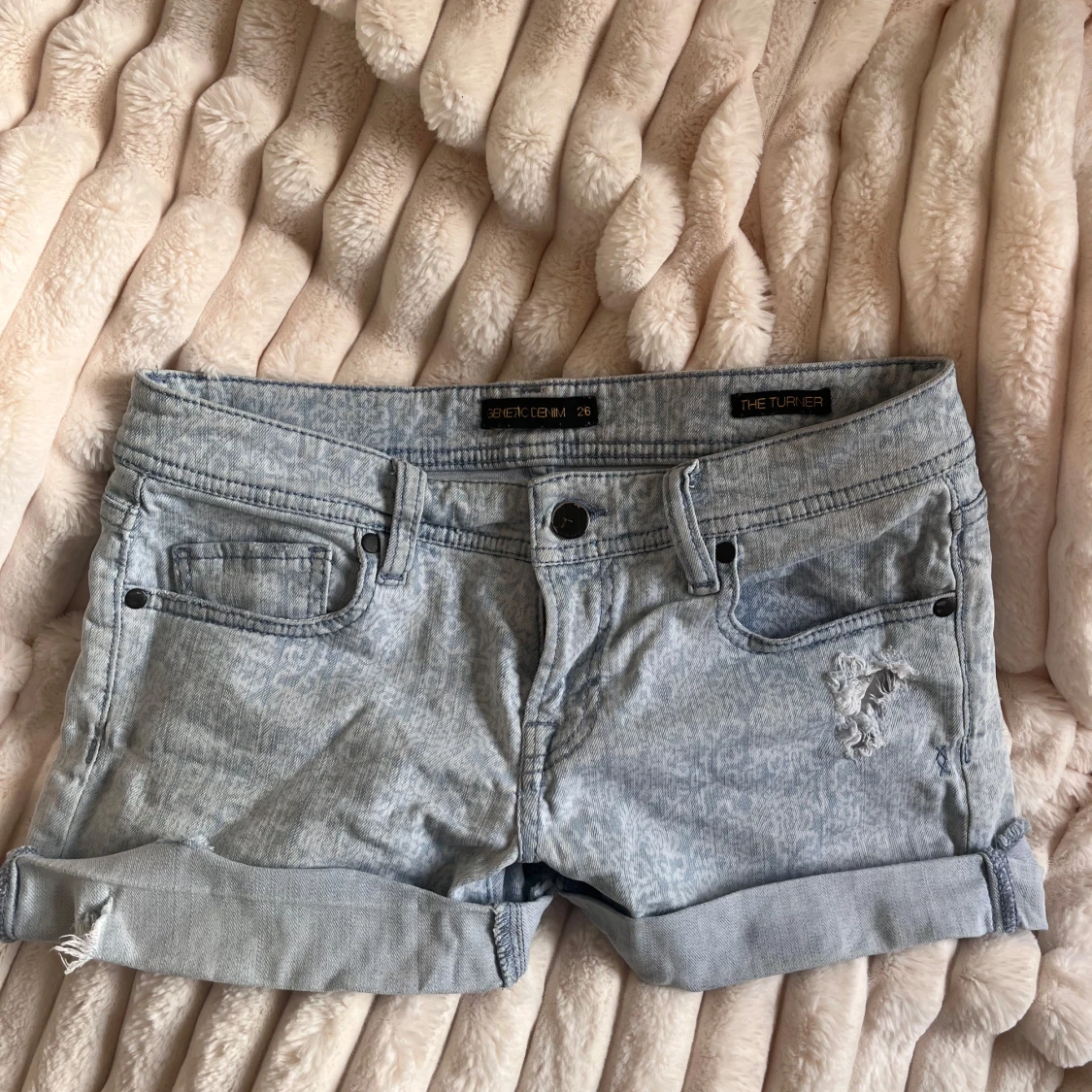 Ljusblå lågmidjade jeansshorts 