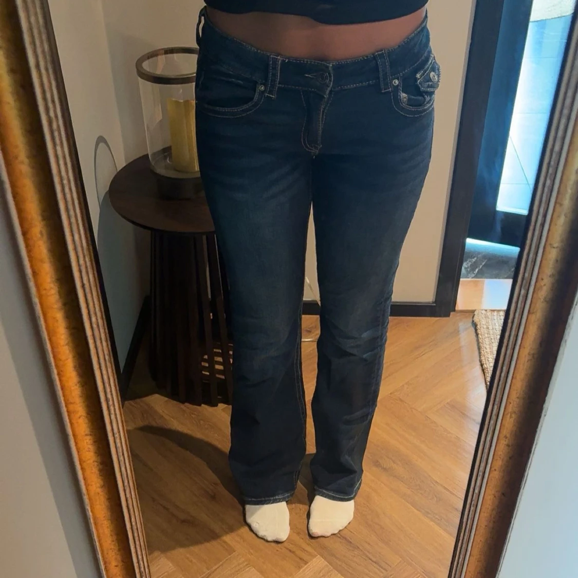 Mörkblå bootcut jeans med fickdetaljer