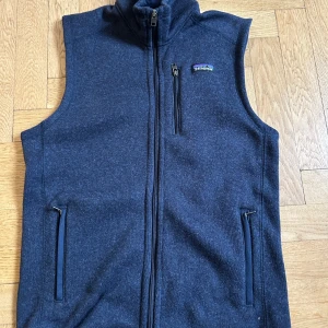 Patagonia väst - Mörkblå patagonia väst i storlek S. Jätte fint skick och perfekt plagg året runt!