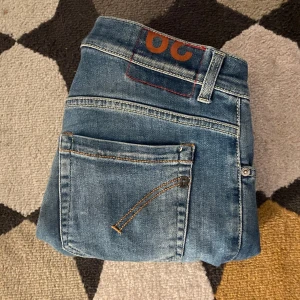 Dondup George  - Snygga blå skinny jeans från George i storlek 29. Jeansen har klassisk femficksdesign, skinny fit och är tillverkade i mjukt denimtyg med lite stretch. Perfekta för dig som gillar en smal siluett och enkel stil.