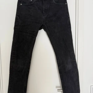 Svarta jeansbyxor str. W31 L32 - Svarta jeans från Lager 157. Storlek: W31 L32.