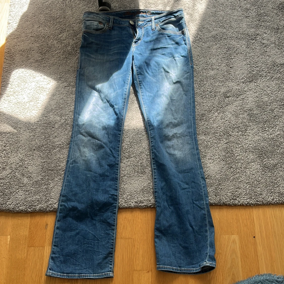Blå bootcut jeans från Mavi - 4