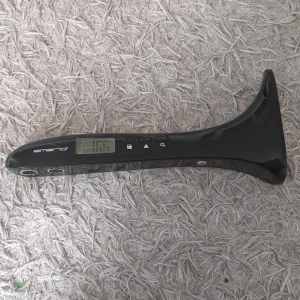 Mätredskap - Man lägger den liksom över huvudet och så trycker man på knappen och så mäter den☺️